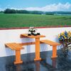 Klappbarer Holztisch mit zwei Bänken auf Terrasse