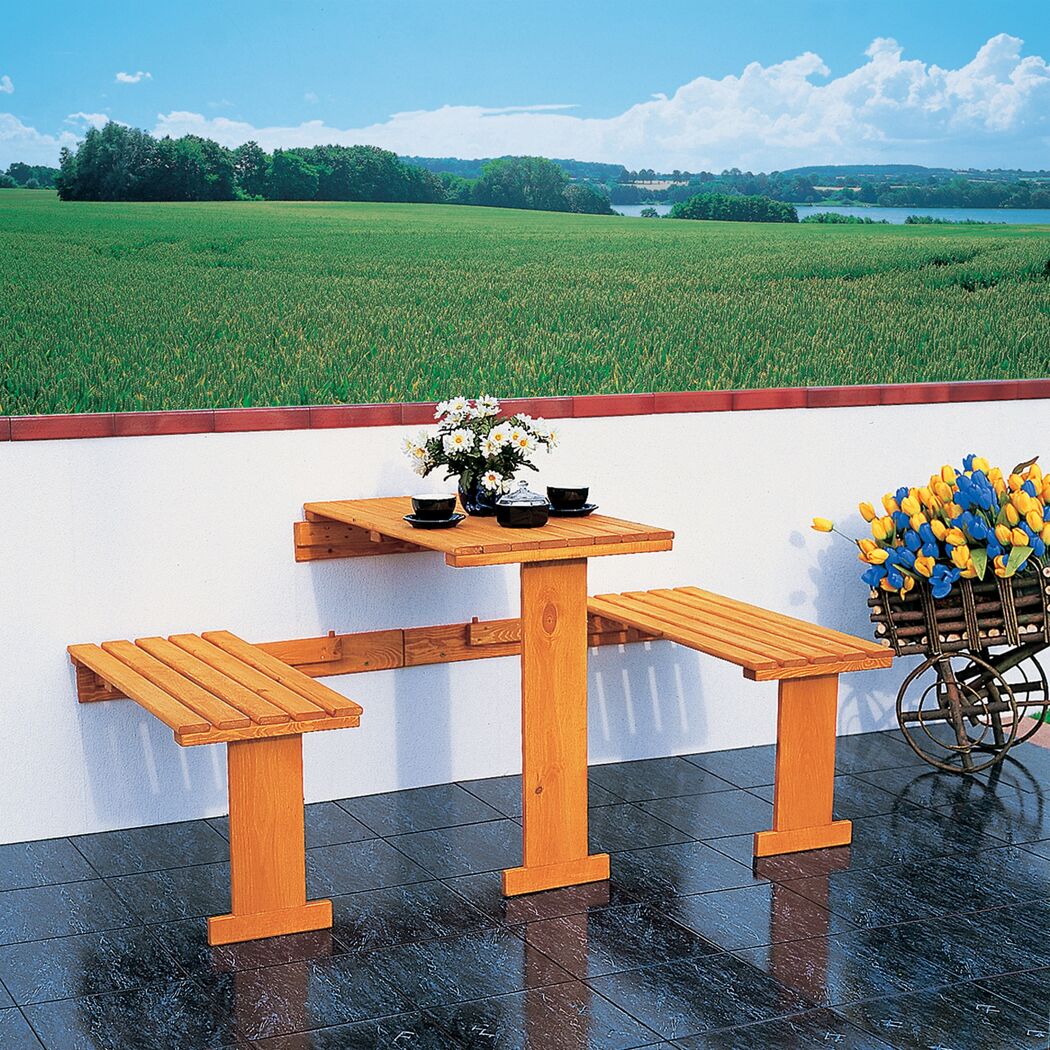 Klappbarer Holztisch mit zwei Bänken auf Terrasse