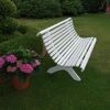 Weiße Gartenbank auf Rasen