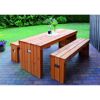 Holztisch mit zwei Bänken im Garten