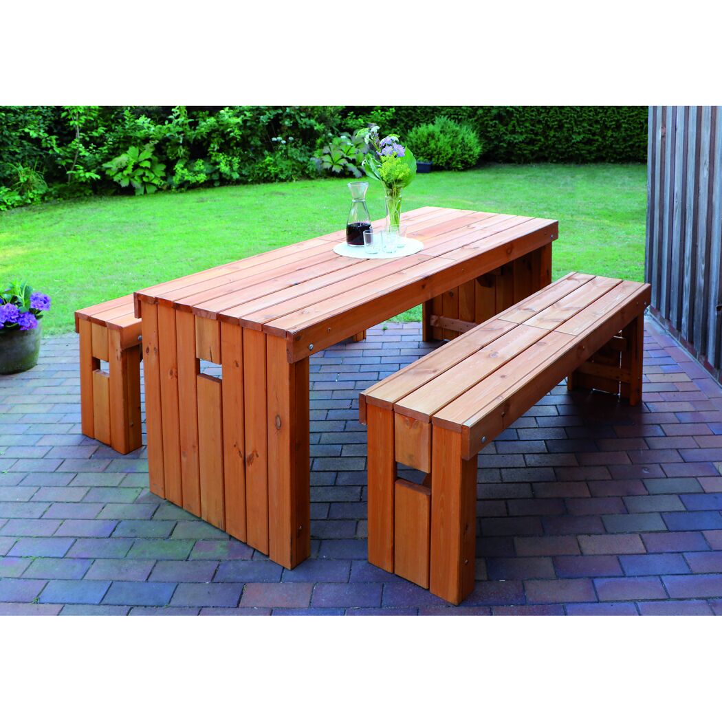 Holztisch mit zwei Bänken im Garten