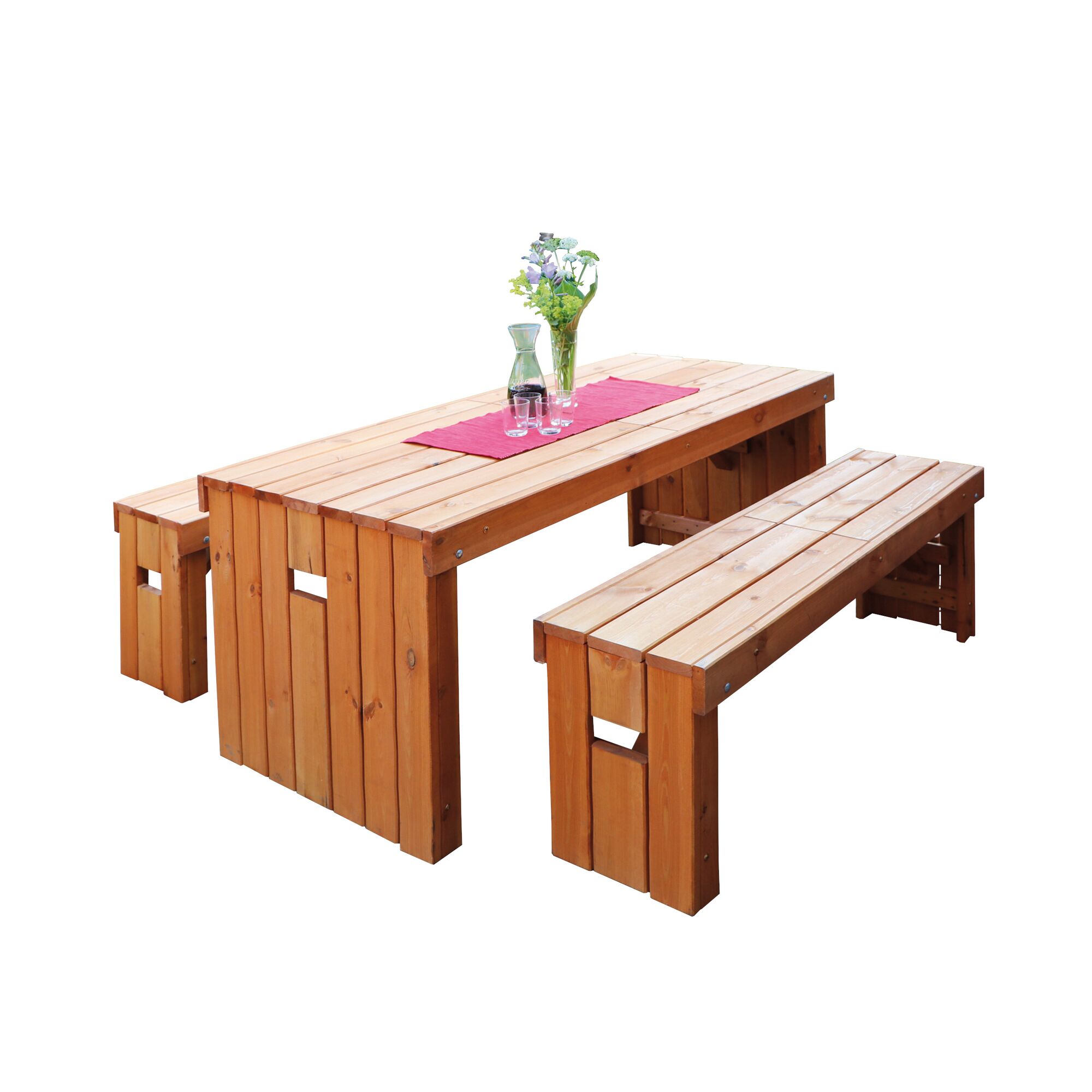 Holztisch mit zwei Bänken