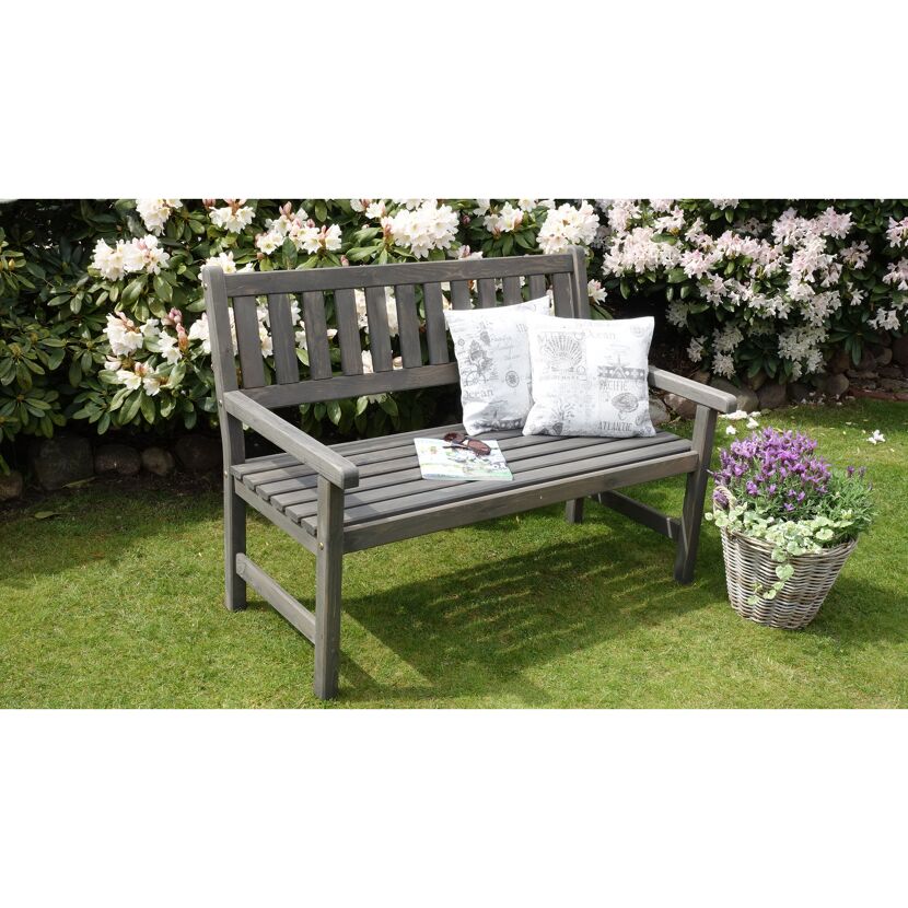 Gartenbank aus Holz im Garten