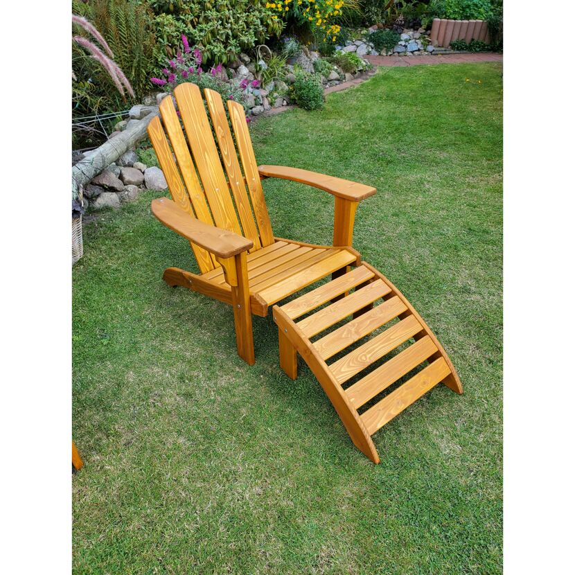 Holzliegestuhl mit Fußablage im Garten