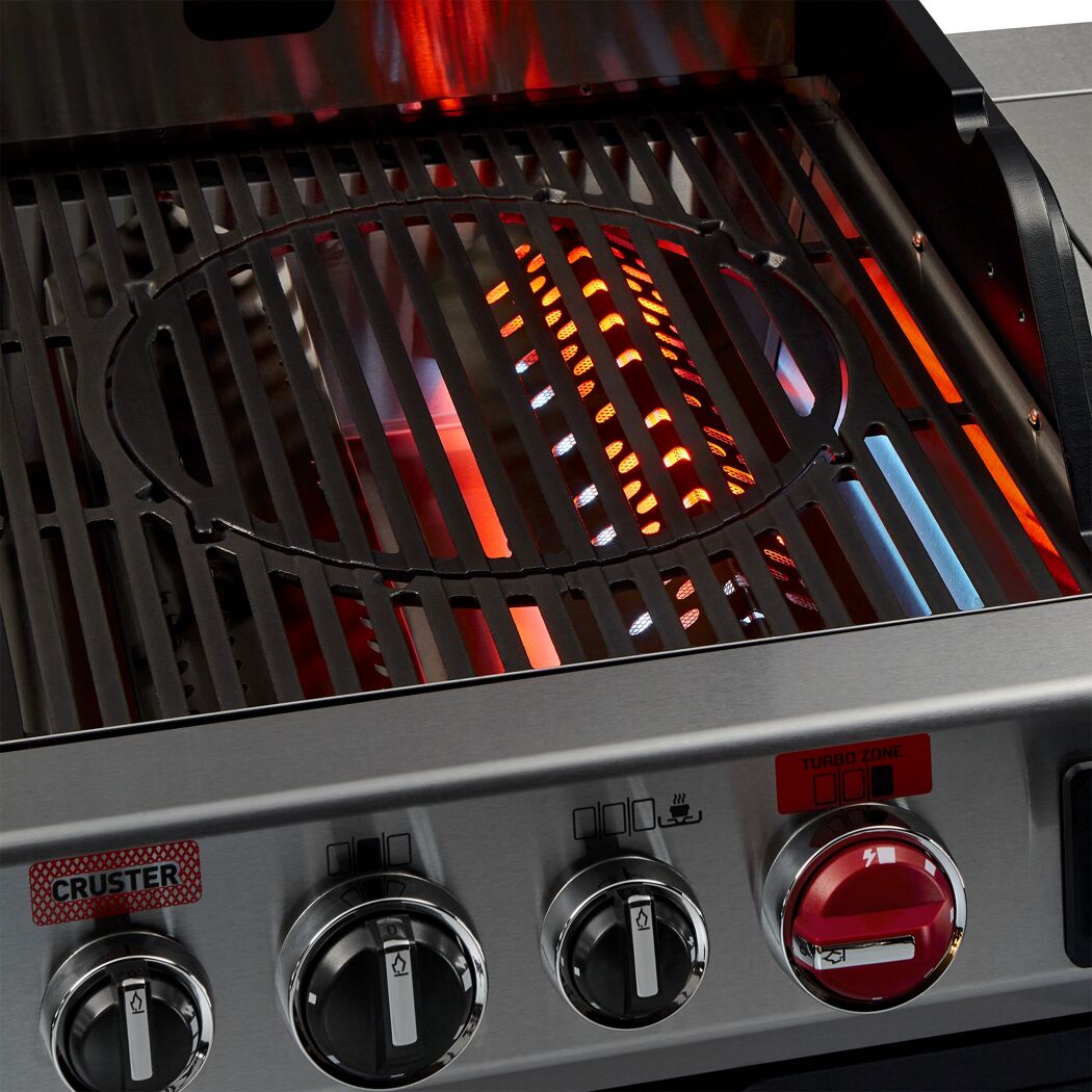 Gasgrill mit blauen und roten Flammen.