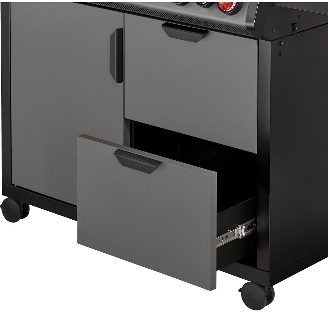 Geöffnete Schublade eines Gasgrills