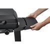 Person klappt Seitentisch von Grill ab