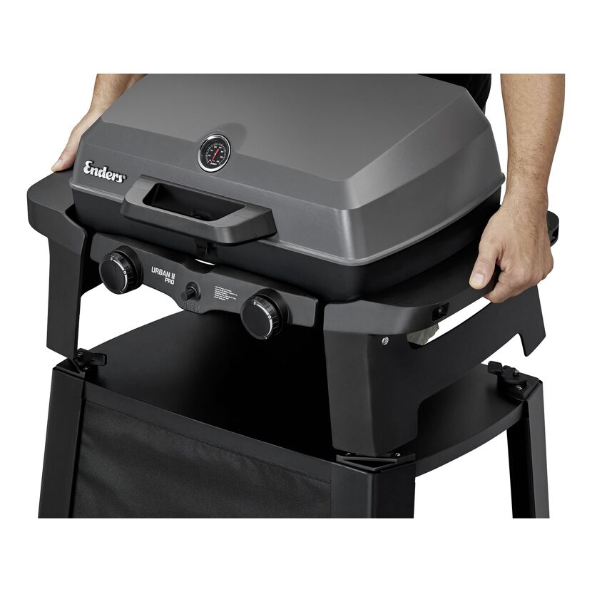 Person klappt Gasgrill auf