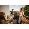 Drei Personen grillen auf einem Balkon