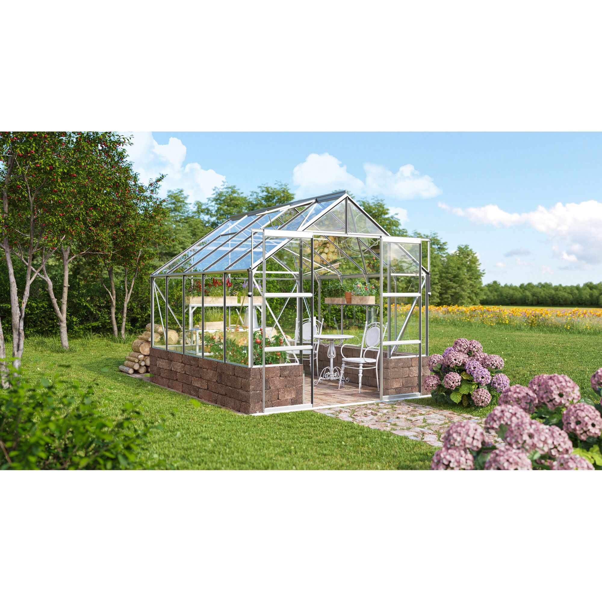 Gewächshaus mit geöffneter Tür im Garten