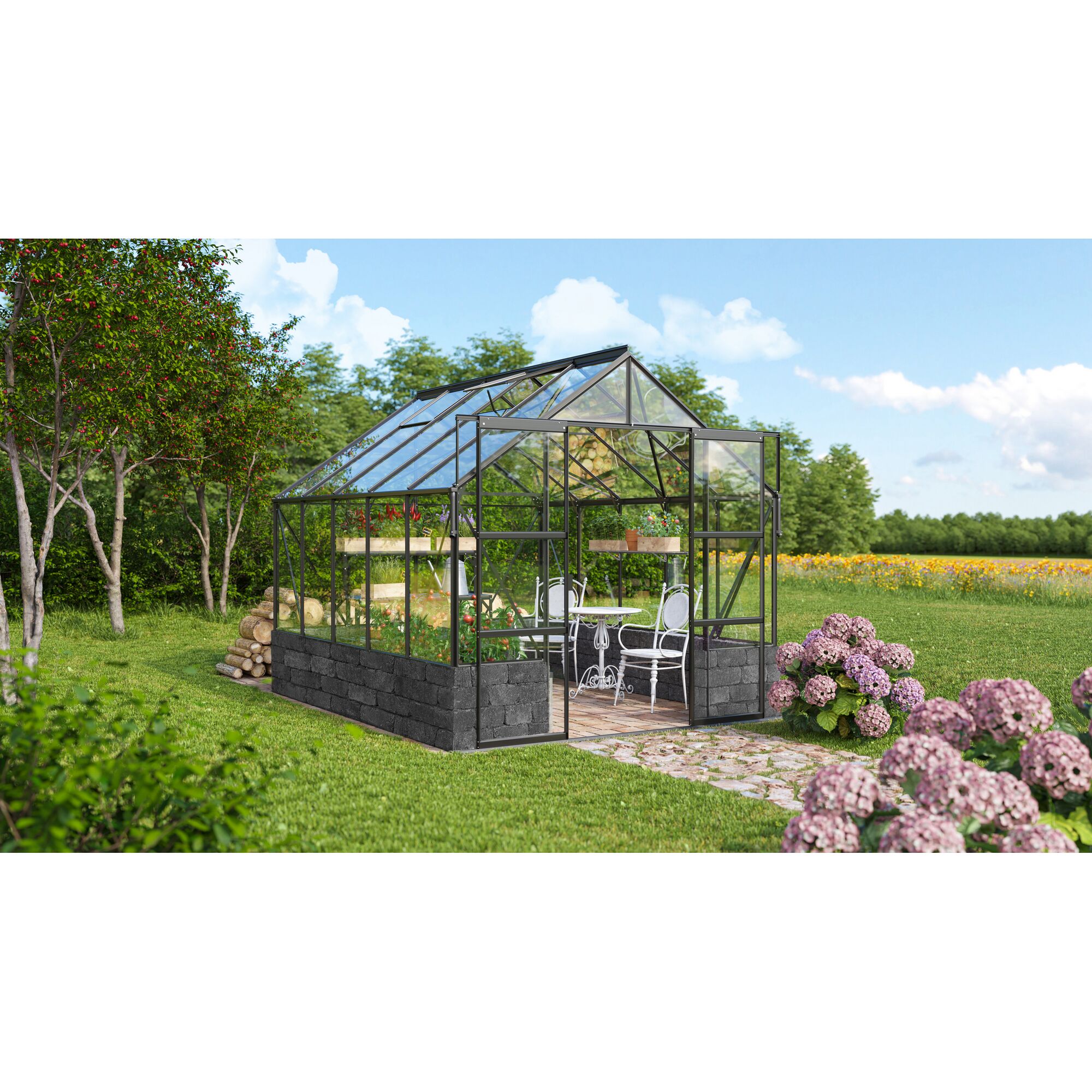 Gewächshaus mit geöffneter Tür im Garten