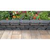 Blumenbeet mit grauer Steinmauer