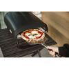 Pizza wird aus Pizzaofen geholt