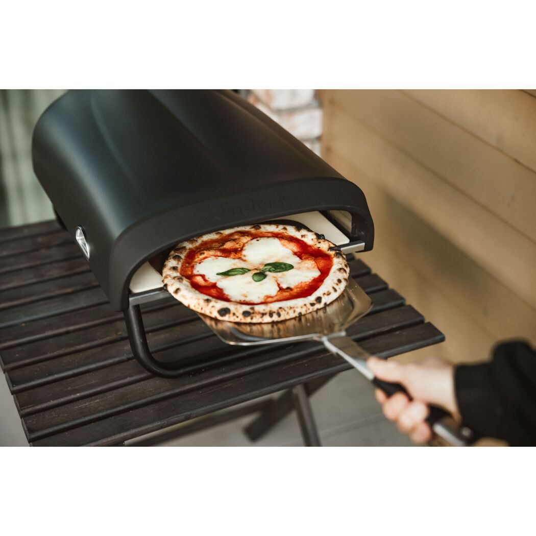 Pizza wird aus Pizzaofen geholt
