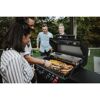 Personen beim Grillen mit einer Grillzange