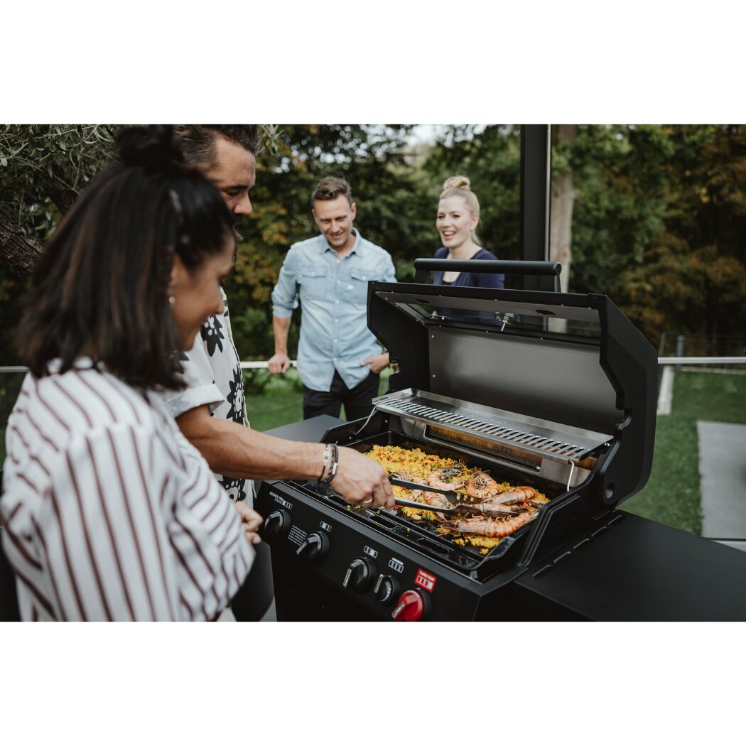 Personen beim Grillen mit einer Grillzange