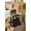 Gasgrill auf einem Balkon mit Grillgut