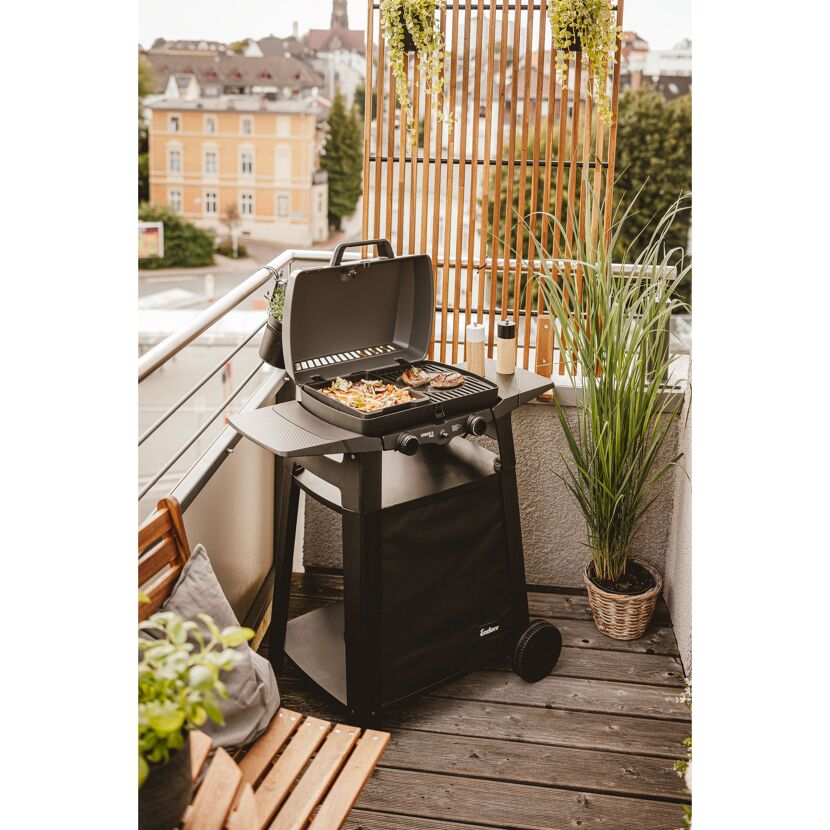 Gasgrill auf einem Balkon mit Grillgut