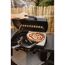 Pizza auf einem Pizzastein