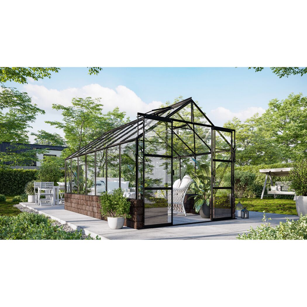 Gewächshaus mit Sitzecke im Garten