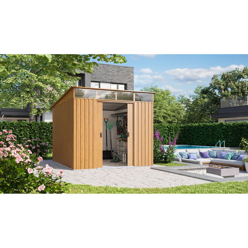 Gartenhaus aus Holz mit Gartengeräten.