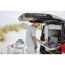 Person kocht auf Campingkocher am Strand