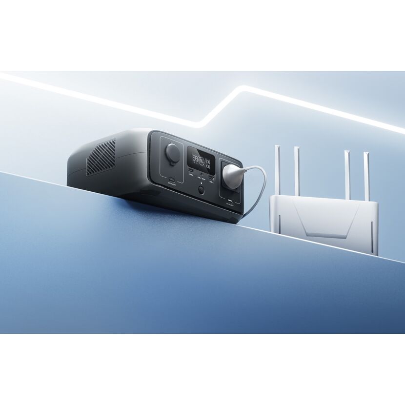 Tragbare Powerstation neben Router