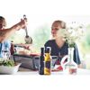 Person serviert Essen von einem Tischgrill