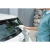 Person reinigt Autoscheibe mit Fenstersauger