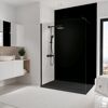 Begehbare Dusche mit schwarzer Duschwanne