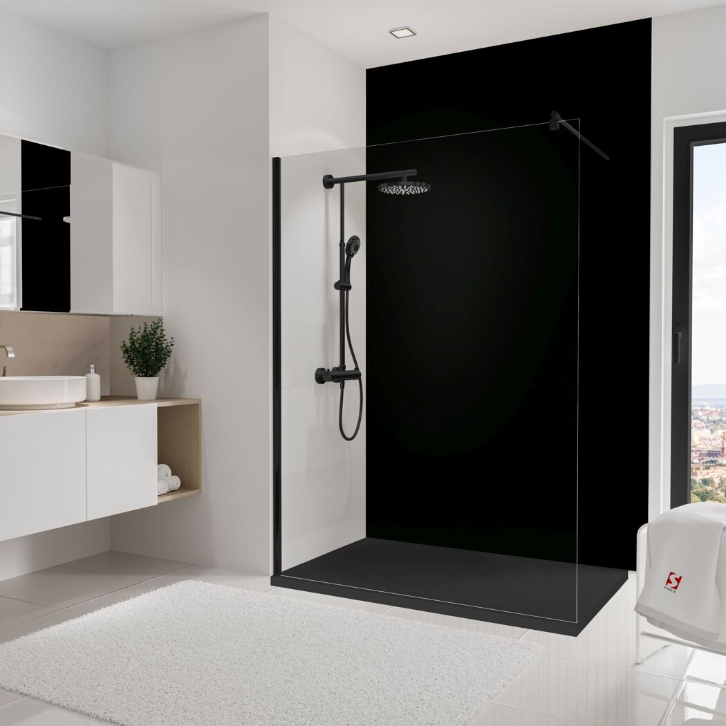 Begehbare Dusche mit schwarzer Duschwanne