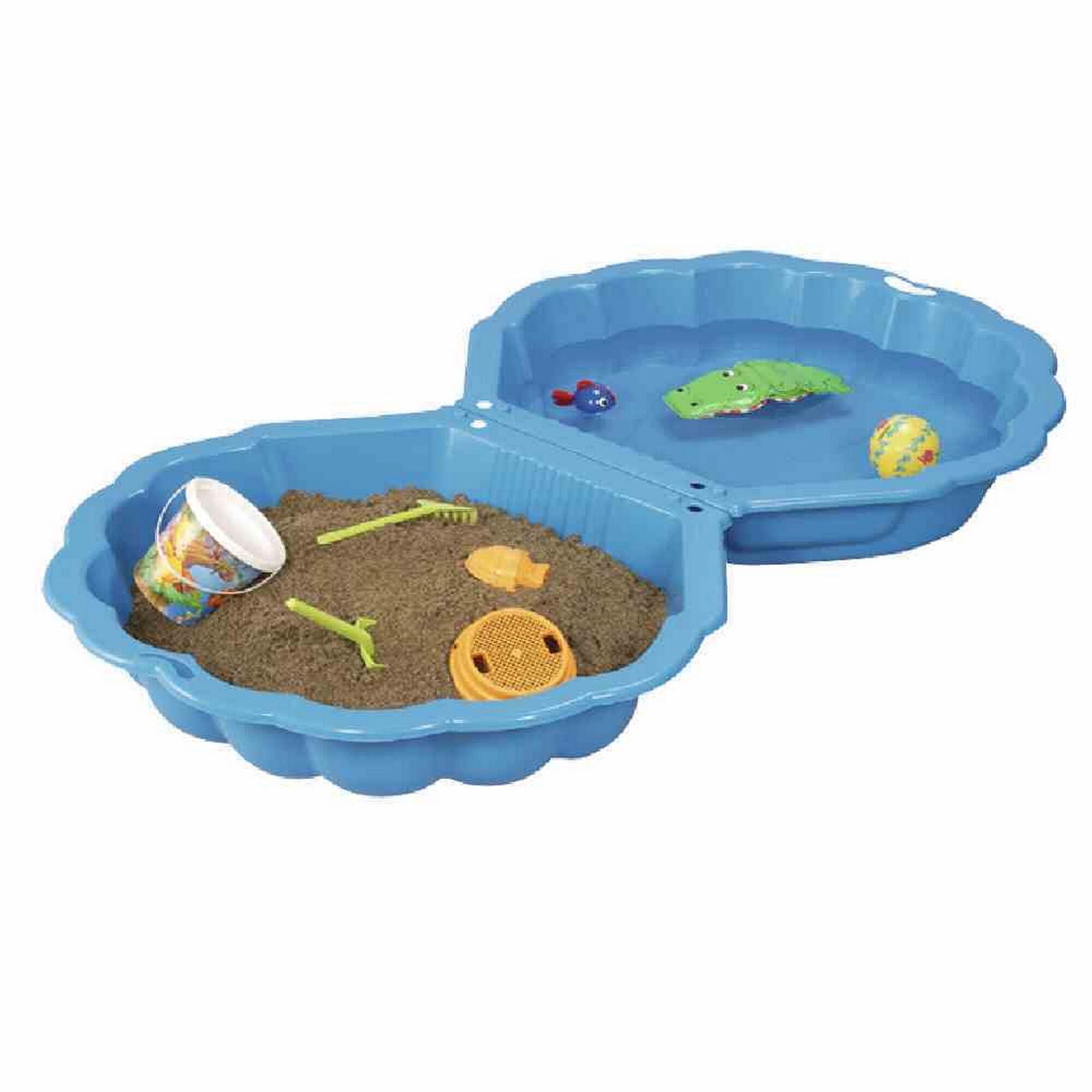 Blaue Sandmuschel gefüllt mit Sand und Spielzeug