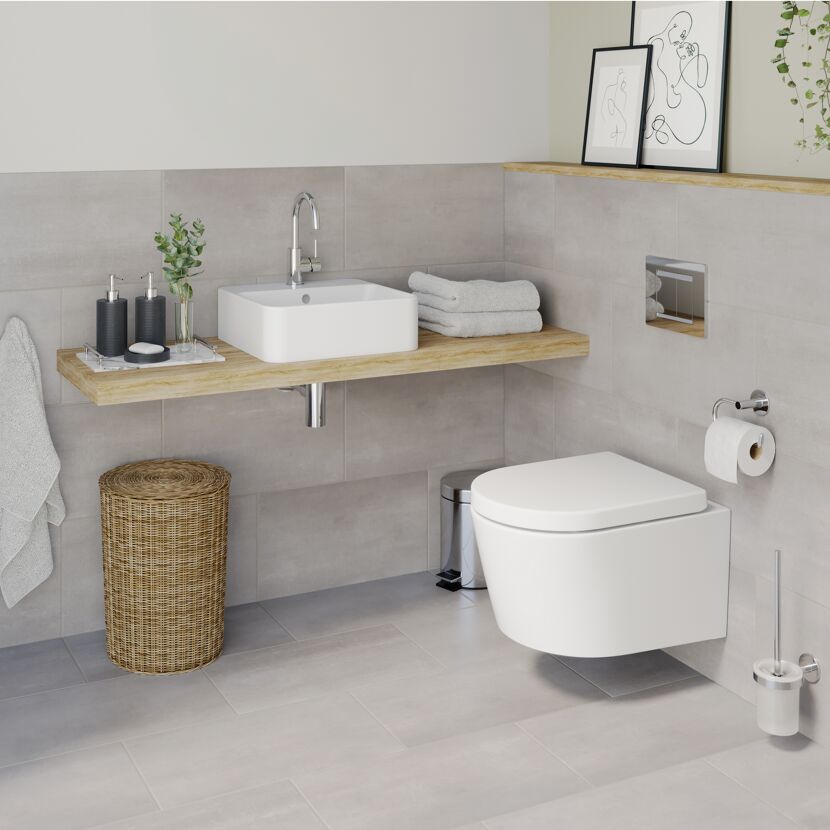 Modernes Badezimmer mit wandhängendem WC