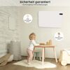 Kleinkind steht an einem Tisch. An der Wand hängt eine weiße Infrarotheizung.