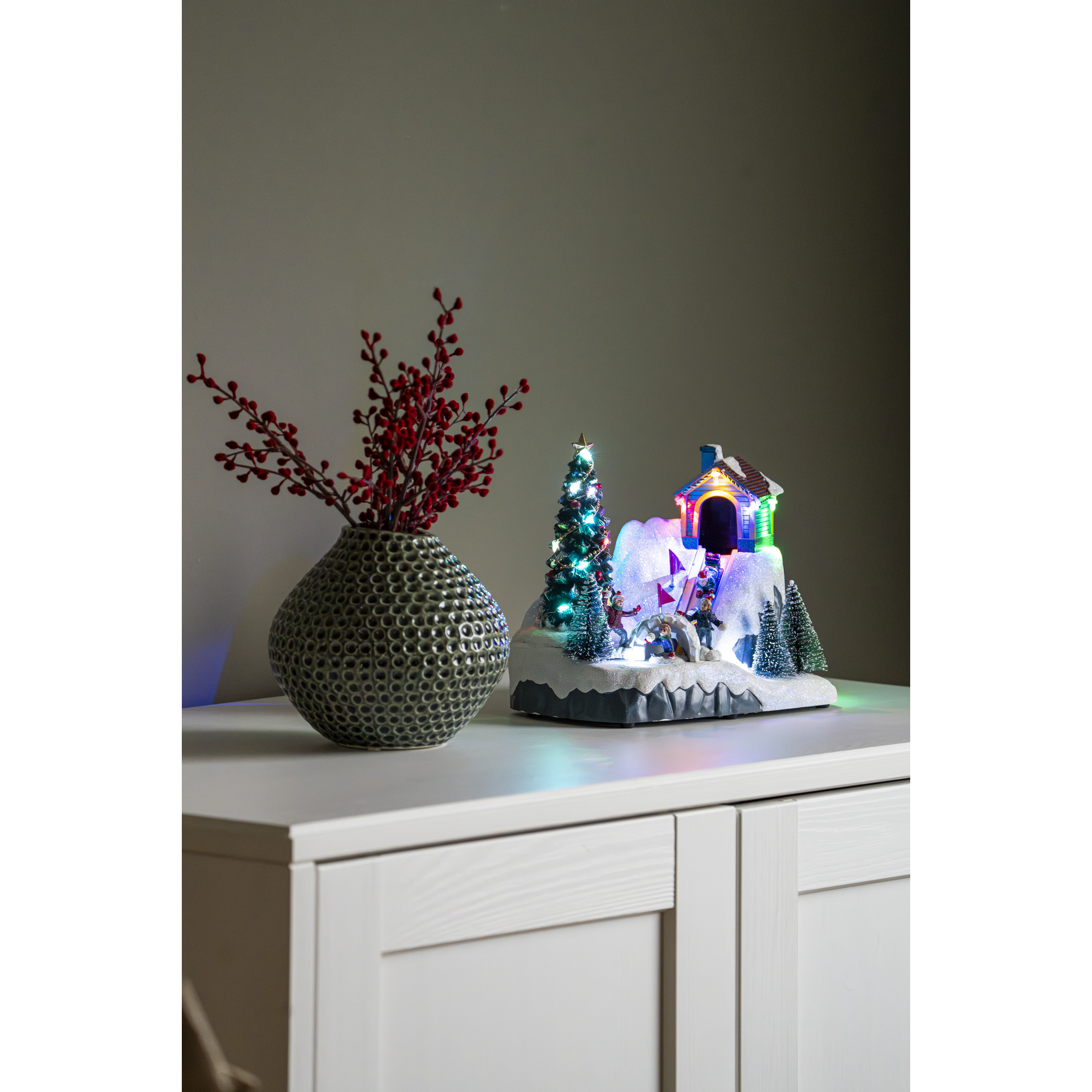 LED-Szenerie 'Rodelbahn' 19 LED bunt 13 x 18,5 x 21,5 cm