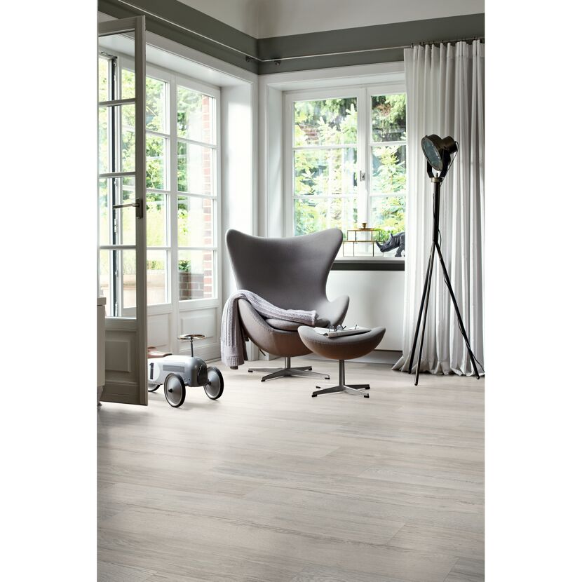 Laminat 'NatureSense Aqua' EL2081 Elva Eiche grau 10 mm