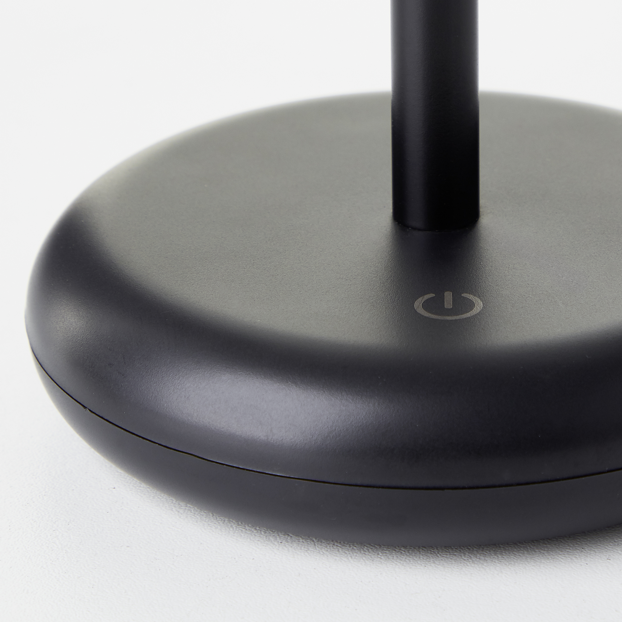 Akku-Tischlampe 'Nevio' 2 W warmweiß schwarz