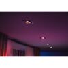 LED-Einbauspots von Hue leuchten rot in der Decke.