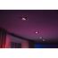 LED-Einbauspots von Hue leuchten rot in der Decke.
