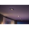 Eckige Philips Hue Einbauspots beleuchten einen Raum.