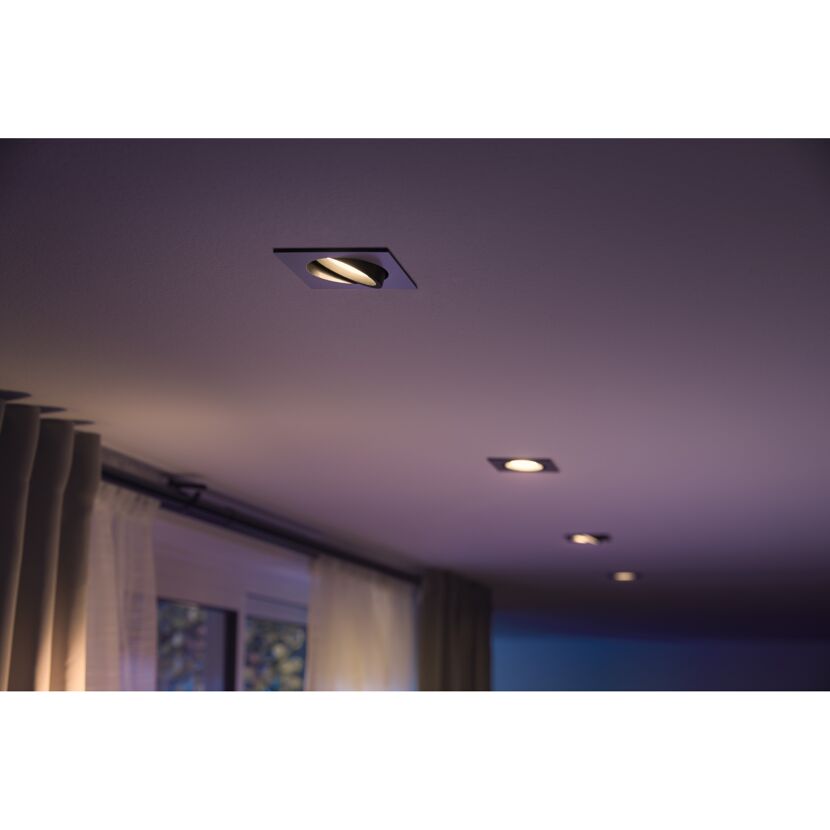 Eckige Philips Hue Einbauspots beleuchten einen Raum.