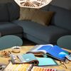 Übersicht von Farbfächern, Stoffmustern und Designbüchern auf Tisch