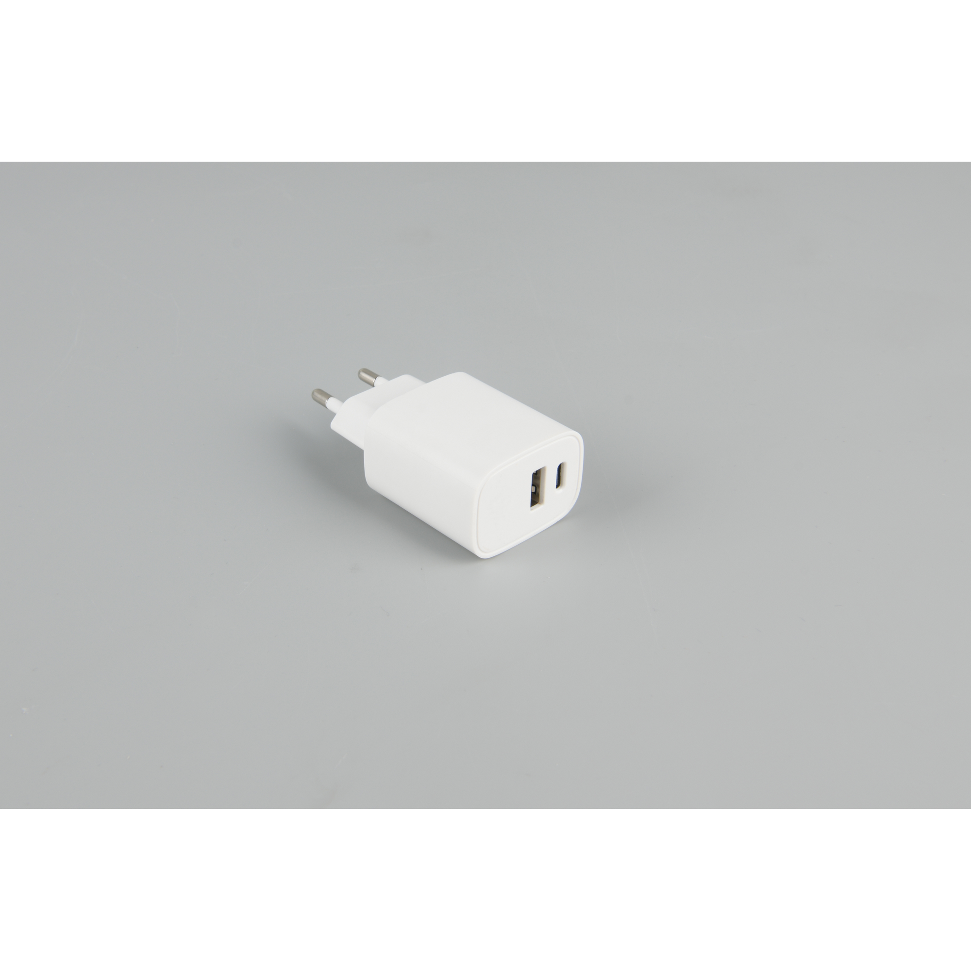 USB-Adapterstecker weiß mit USB-A/USB-C-Anschluss