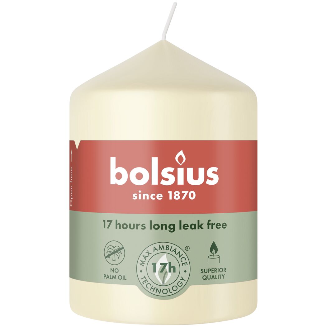 Perlbeige Stumpenkerze von Bolsius mit Label.