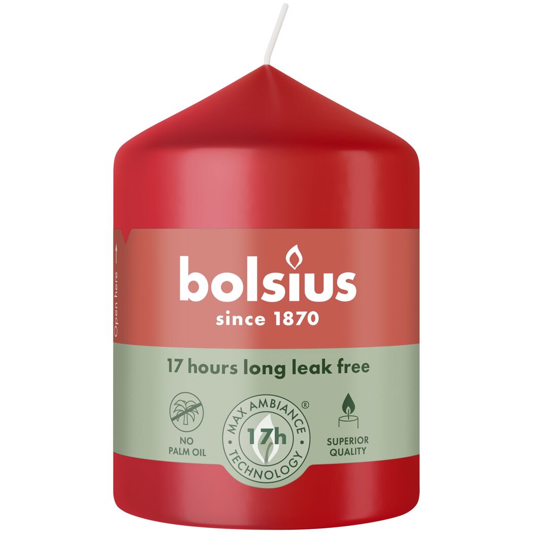 Rote Bolsius Stumpenkerze mit Markenlabel.