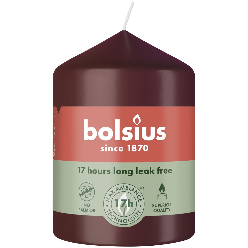 Rote Bolsius Stumpenkerze 'Essential' mit Label.