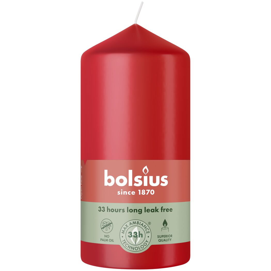 Rote Bolsius Stumpenkerze mit Label.