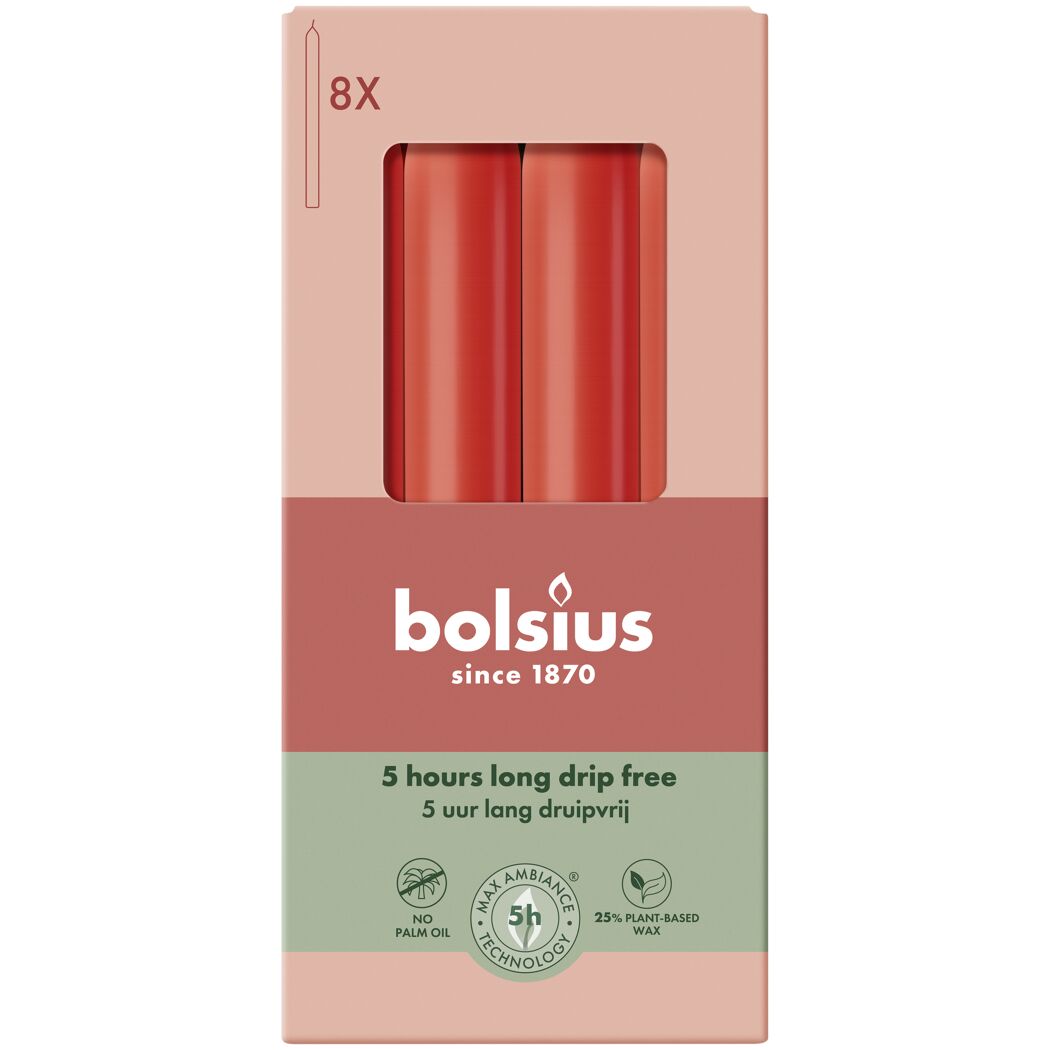 Acht rosafarbene bolsius Tafelkerzen in Verpackung.