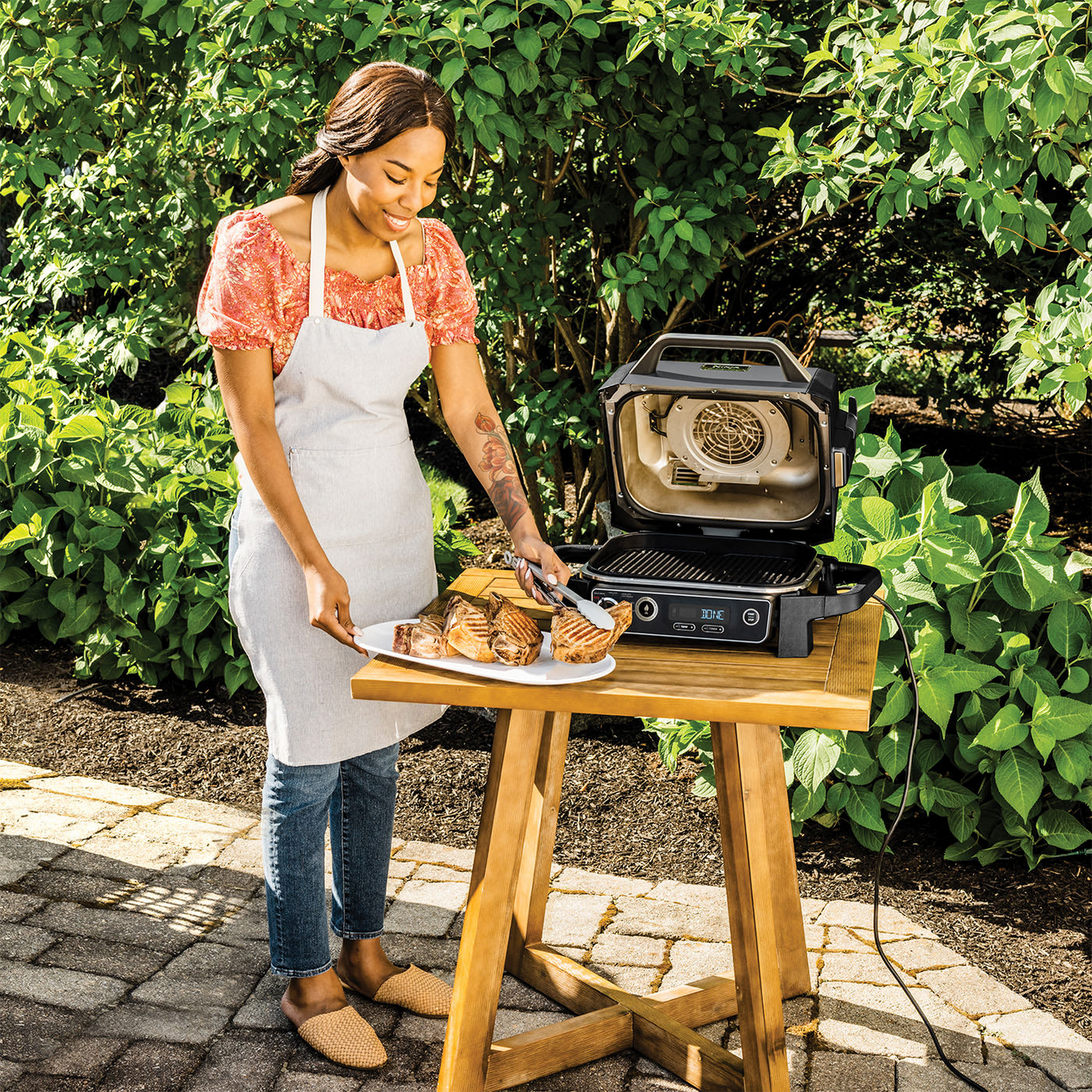 Elektro-Outdoor-Grill und Smoker 'Woodfire' schwarz 2400 W 46 x 34 x 46 cm