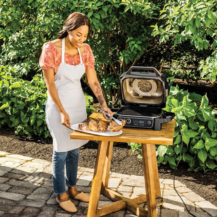 Elektro-Outdoor-Grill und Smoker 'Woodfire' schwarz 2400 W 46 x 34 x 46 cm